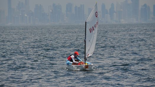 Ion Lowy navegando en su pequeño barco de vela rumbo a Contadora.&nbsp;