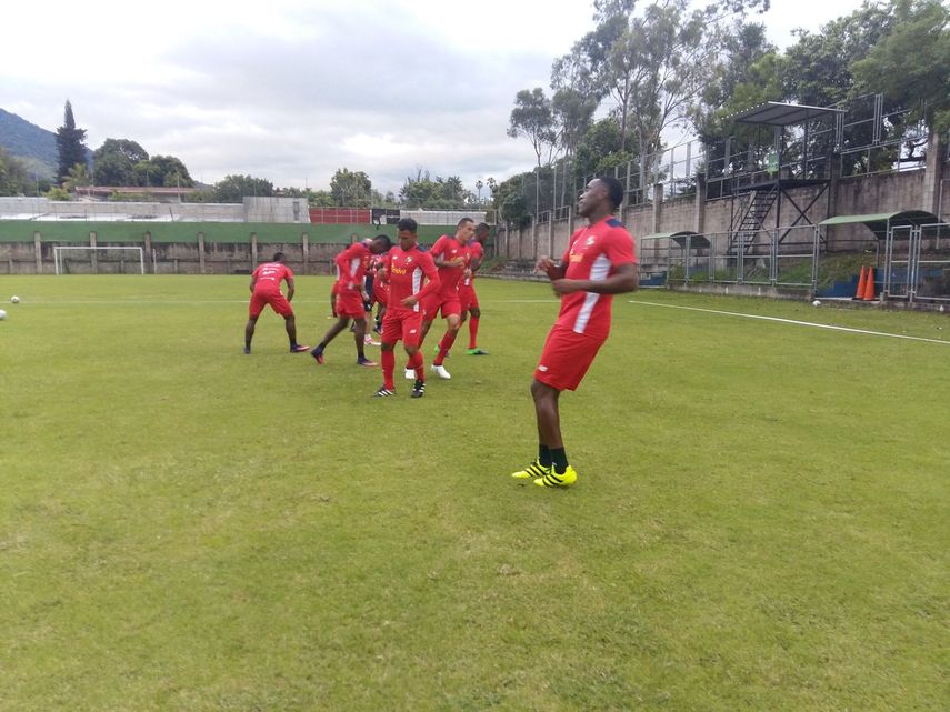 Panamá entrena en El Salvador a esperas de que se complete el grupo