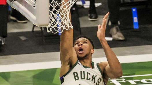 128-115. Antetokounmpo tiene doble-doble en victoria de los Bucks ante los Kings