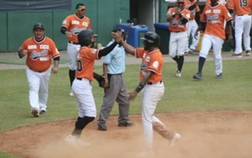 Astronautas acaba con el invicto de Federales