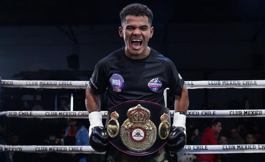 El boxeador panameño José Núñez muestra su euforia de emoción tras ganar el título Continental Américas AMB del peso superligero este viernes en Chile. Foto: Cortesía/@WBAFedelatin