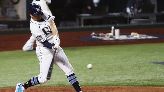 Arozarena juega con su bate explosivo con las marcas; Margot y Adames le apoyan