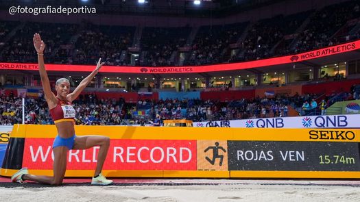 Yulimar Rojas, con 15.74 metros impuso un nuevo récord mundial en pista cubierta y se llevó el oro en Belgrado 2022. Foto: Óscar Muñoz Badilla @Fotografiadeportiva