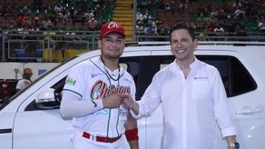 Rodrigo Vigil recibe auto nuevo