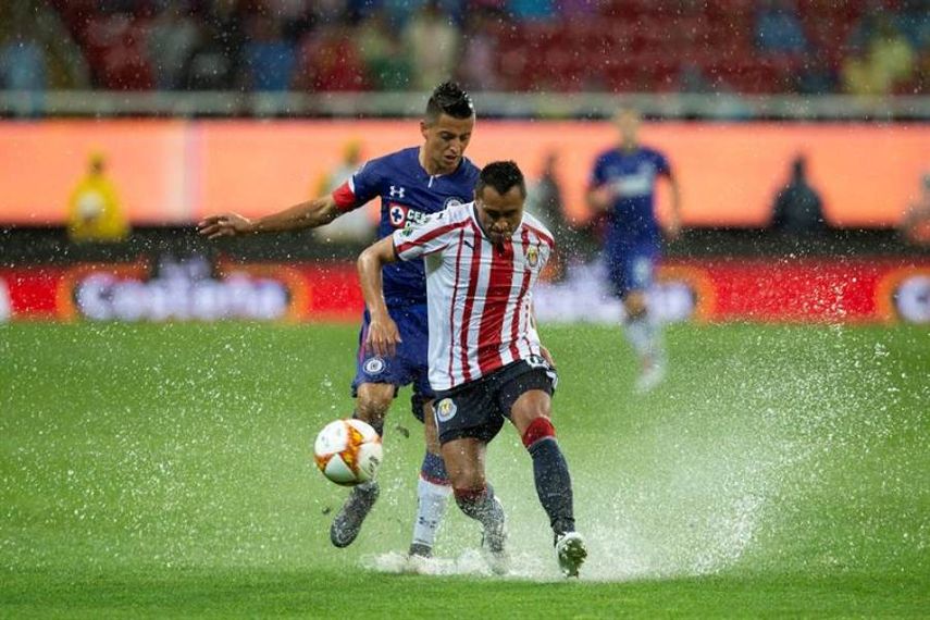 Defensa Edwin Hernández minimiza críticas al Guadalajara por la mala racha