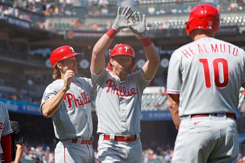 13-6. Hoskins pega dos jonrones y remolca seis