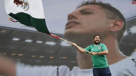 Más de 70.000 mexicanos se juntan en el zócalo para gritar los goles del Tri