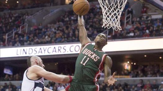 94-104. Knight anotó los puntos decisivos en la victoria de los Bucks