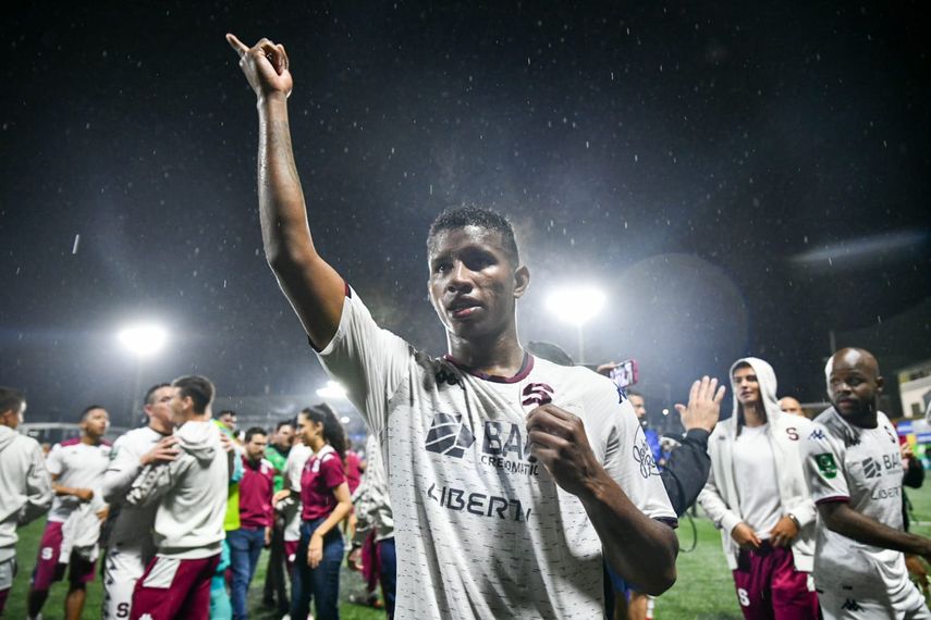 Fidel Escobar y Saprissa se coronan en Costa Rica