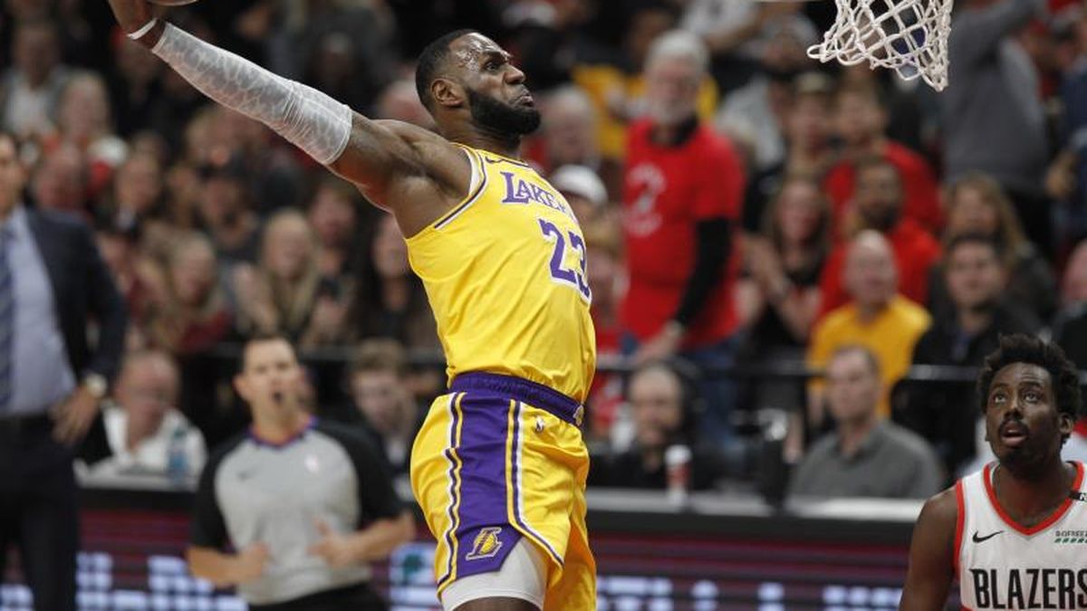 92-100. Davis lidera y James se acercan a una marca en la victoria de los Lakers