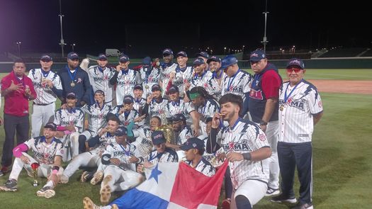 Los jugadores y técnicos del equipo de Panamá posan con sus medallas de oro y el trofeo de campeones del Premundial U23. Foto: Aurelio Ortiz G