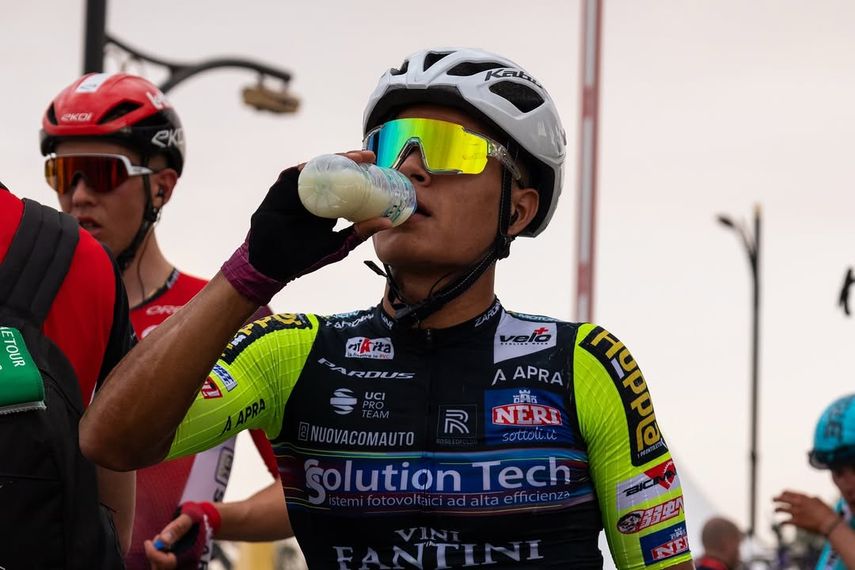 El ciclista panameño Carlos Samudio se hidrata luego de culminar este lunes la primera etapa del UAE Tour en la cual fue protagonista. Foto: Cortesía/@niccolo_lucarini