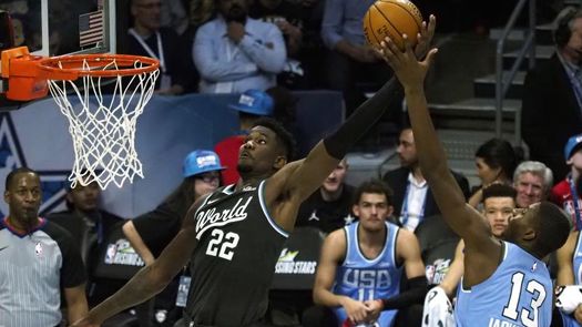 Ayton suspendido 25 partidos al utilizar un diurético