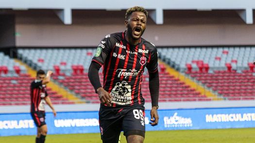 Freddy Góndola y su primer gol con la camiseta de Alajuelense.