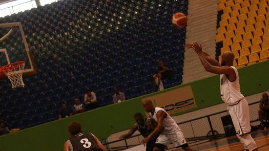 Debut triunfal y contundente de los Correcaminos de Colón