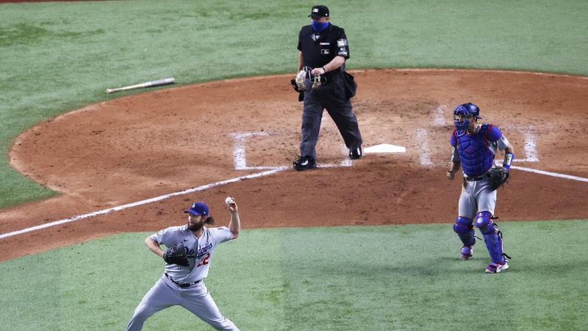 La serpentina de Kershaw luce y deja a los Dodgers a una victoria de coronarse