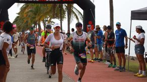 Williana Rojas durante su participación en el IRONMAN 70.3 Panamá Latin América Triclub Championship 2025.&nbsp;