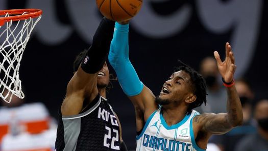 Triple celebración de James, con su partido 1.300, triunfo y liderato