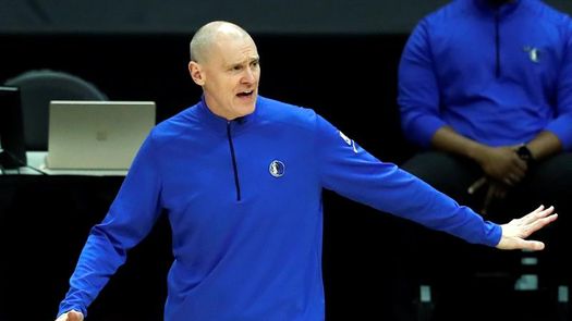El entrenador de los Mavericks de la NBA, Rick Carlisle, renuncia a su cargo