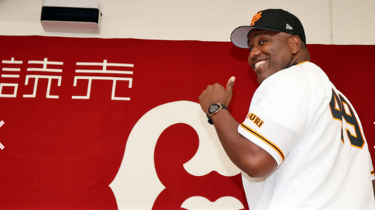 Alberto Baldonado se mostró feliz tras enfundarse la camiseta con el número 49 de los Gigantes luego de ser presentado como nuevo refuerzo este domingo. Foto: Cortesía/Keiko Asami