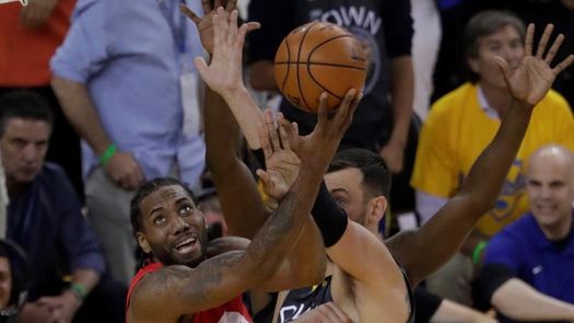 92-105. Leonard e Ibaka silencian a los Warriors y los Raptors acarician el título