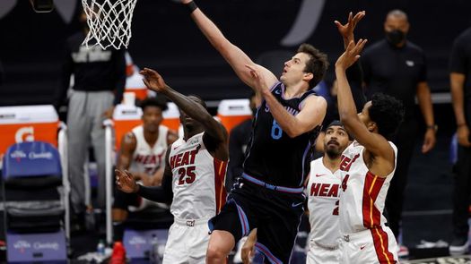 110-118. Butler, tercer triple-doble consecutivo, decide triunfo de Heat