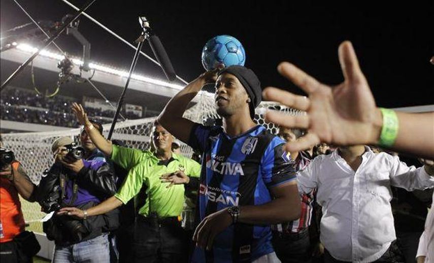 Ronaldinho agradece cariño de los hinchas del Querétaro en su presentación