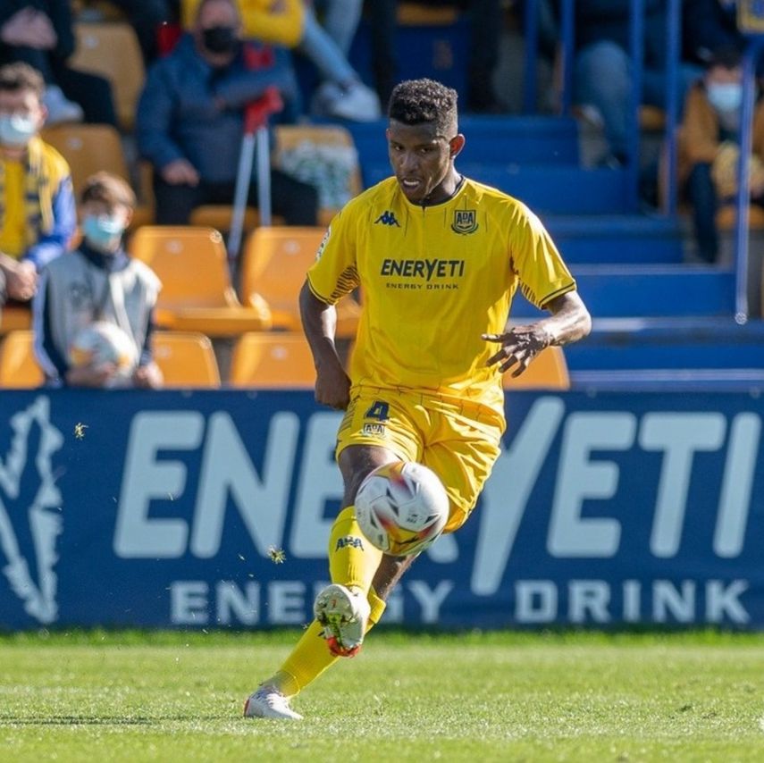 Fidel Escobar: fue titular y jugó contención con Alcorcón