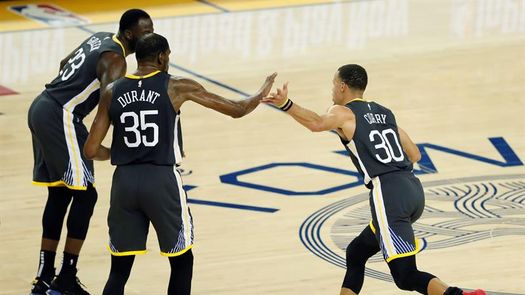 Nuevas exhibiciones encestadoras de Harden y Curry; Bucks tienen mejor marca