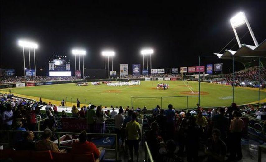 Peloteros boricuas reciben el aplauso de su público 20 años después