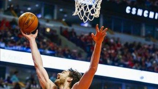 Pau Gasol logró su segundo doble-doble y Mirotic terminó lesionado
