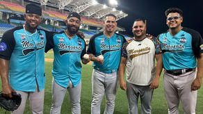El panameño Abdiel Saldaña (de blanco) posa para la foto histórica con sus compañeros lanzadores y el receptor que le ayudaron a conseguir el no hitter. Foto: Cortesía/@labarrabrava