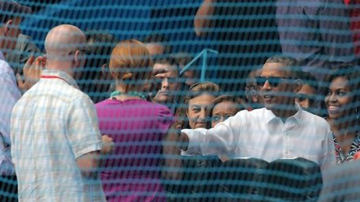 Obama y Raúl Castro asisten a juego de béisbol, pasión común de Cuba y EE.UU.