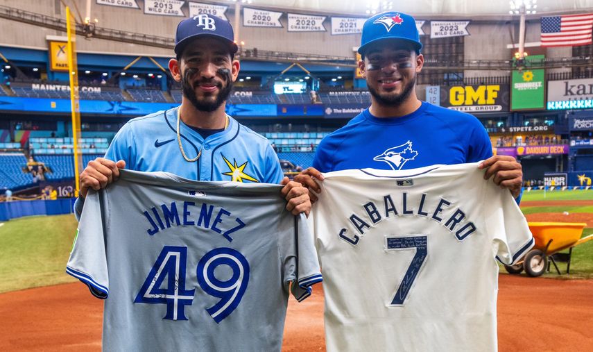 El pasado 22 de septiembre José Caballero (izquierda) intercambió camisetas con su paisano Leo Jiménez (derecha) durante una serie entre Azulejos y Rays. Foto: Cortesía/@BlueJays·