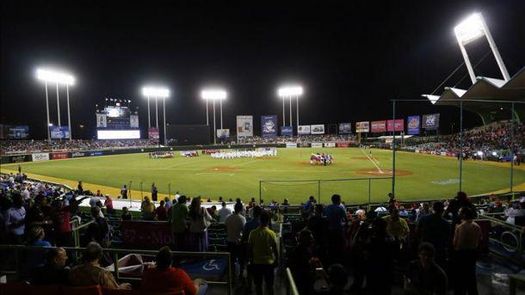 Peloteros boricuas reciben el aplauso de su público 20 años después