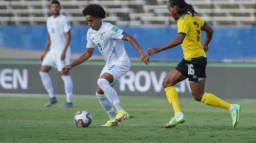 Panamá baila y golea en la isla