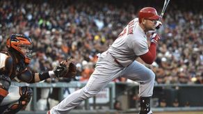 2-1. Grichuk y Holliday mantienen líderes a los Cardenales