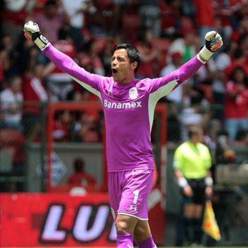 Guardameta Talavera es segunda baja mexicana para duelos con Chile y Bolivia