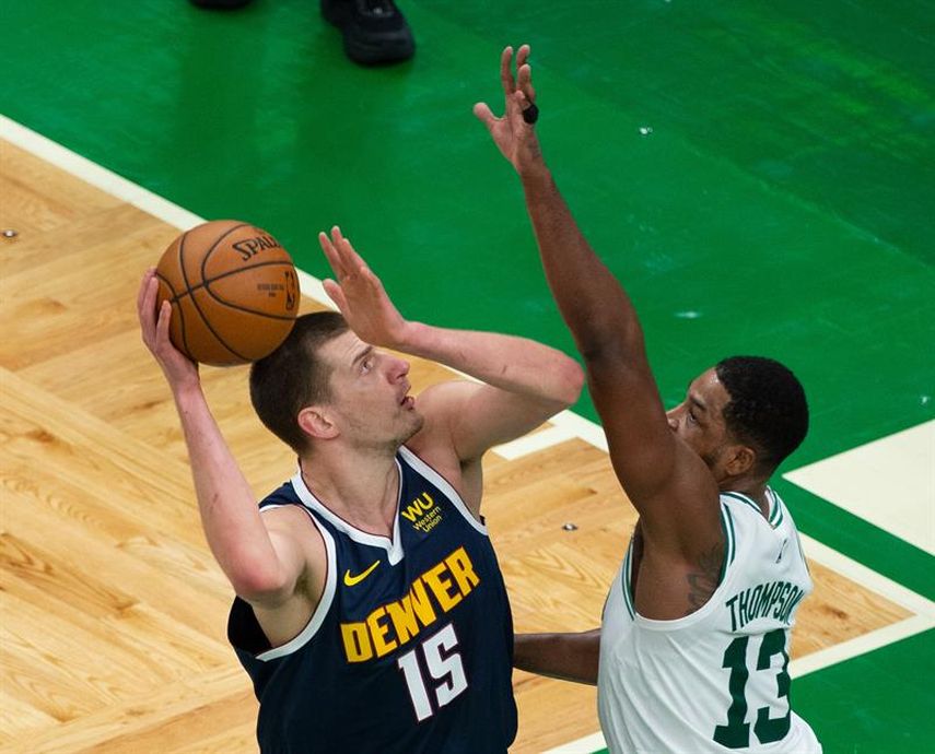 102-103. Jokic sella quinta victoria seguida de Nuggets; Campazzo, 8 puntos