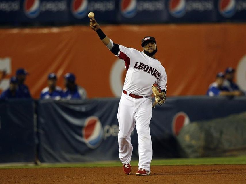 3-2. Santana empuja dos en victoria de los Reales sobre los Angelinos
