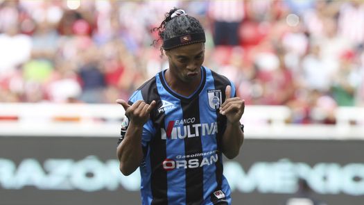 1-4. Ronaldinho Gaúcho anota y lleva al Querétaro a una goleada sobre el  Chivas