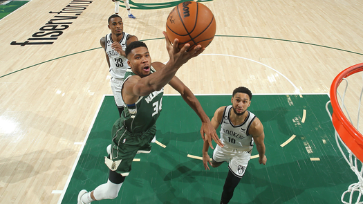 Giannis y los Bucks se mantienen invictos en la NBA