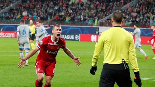 1-0. El Schalke se alía con la suerte y gana en Moscú
