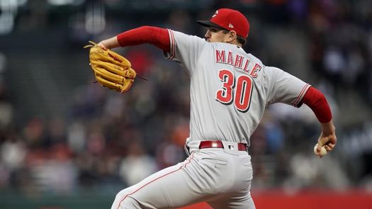 2-1. Tyler Mahle domina desde el montículo y Rojos barren a Cerveceros