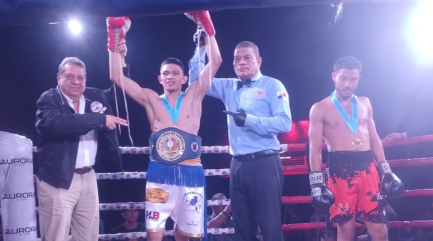 Momentos en el que árbitro le levanta los puños a Maximiliano Bonilla tras coronarse como nuevo campeón nacional de peso pluma (126 libras). Foto: Cortesía/Aurelio Ortiz G.