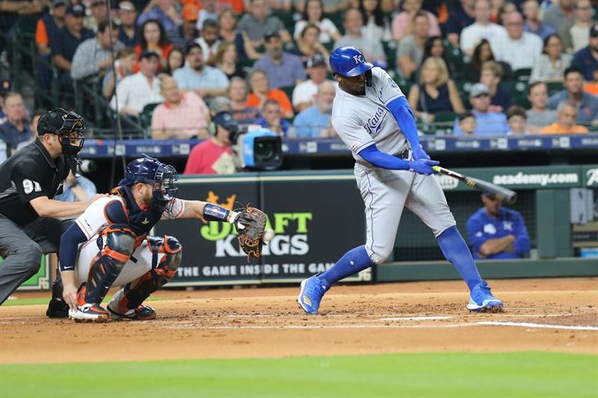 6-4. Soler jonronea y apoya la victoria de los Reales sobre los Cerveceros