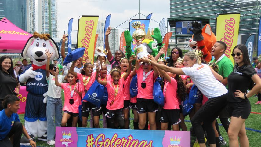 Golerinas cierra la temporada 2024 con broche de oro - Suarez Academy de la categoría Sub-11 festejando el trofeo.&nbsp;
