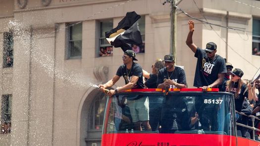 Las celebraciones de los Raptors se ven empañadas por la violencia y las estampidas