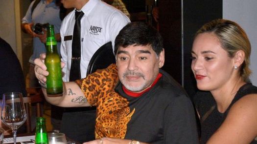 Maradona entrega dinero reunido en cena para damnificados en Sinaloa