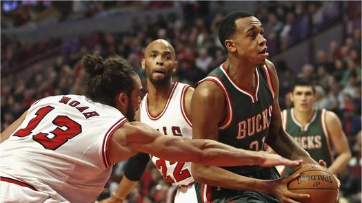 88-94. Carter-Williams y Middleton mantienen a los Bucks con vida